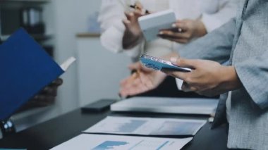 İş adamları mali raporda strateji tartışıyor ve planlıyor