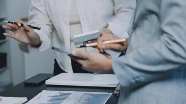 Ofiste çalışan iş adamları