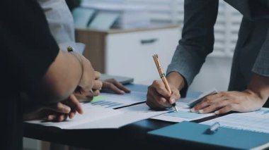 İş ekibi ofiste çalışıyor.