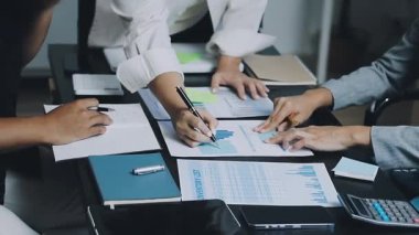 İş ekibi birlikte çalışıyor.