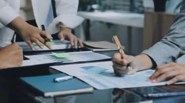 İş adamları mali tabloları tartışıyor