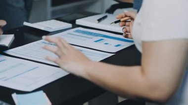 Ofiste çalışan genç iş kadınının yakın görüntüsü