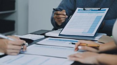 dizüstü bilgisayar kullanarak iş adamları ellerin yakın