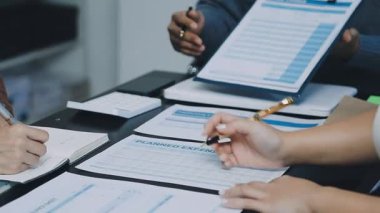 Finansal belgelerde işadamlarının ellerinin kalemle yakın plan çekimleri