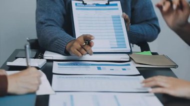 bir grup iş adamı ofiste iş planını tartışıyor..