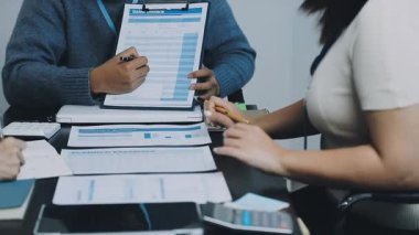 İş adamları buluşuyor, beyin fırtınası yapıyor, çalışıyor ve tartışıyorlar.