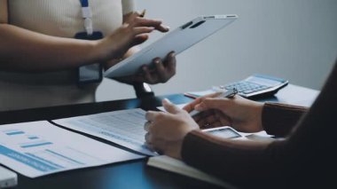 Ofiste çalışan genç iş kadını.