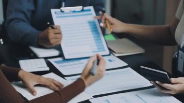 İş ekibi ofisinde toplanıyor..