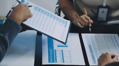 Modern ofiste çalışan iş adamlarına yakın bakış