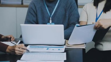 Ofiste hesap makinesi kullanan iş adamlarının kapatılması