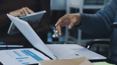 Yakın çekim - ofiste çalışan iş adamının görüntüsü