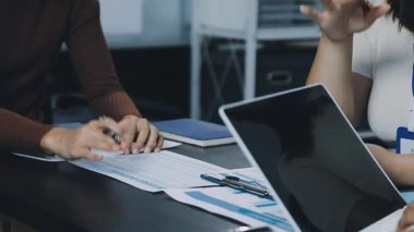 Ofiste dizüstü bilgisayarda çalışan genç bir kadın..