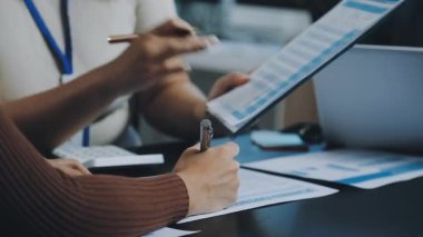 Ofisteki genç bayan.