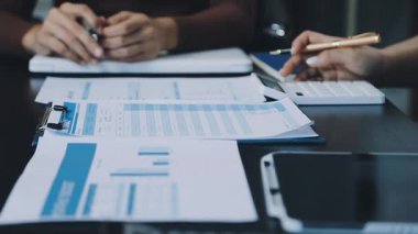 İş ekibi mali raporu tartışıyor. iş kavramı