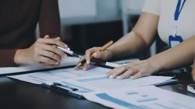 Modern ofiste birlikte çalışan iş ekibini kapatın.