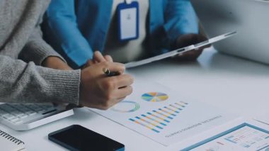 Tablet üzerinde çalışan iş adamı