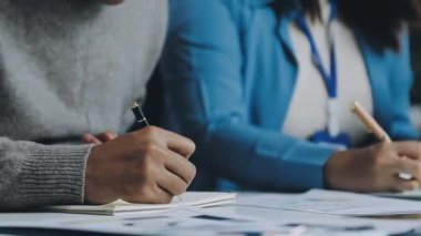 Ofiste belgelerle çalışan bir iş kadını.