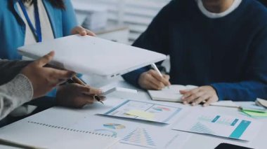 Kapat. Bir dizüstü bilgisayar üzerinde çalışan bir grup iş adamı