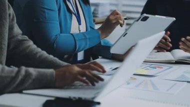 iş ekibi yeni bir proje üzerinde çalışıyor