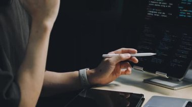 Modern ofiste bilgisayarla çalışan bir iş adamı