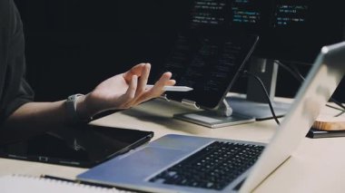 Adam dizüstü bilgisayarda çalışıyor.