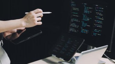 Merkez büroda çalışan, laptop kullanan bir adam.