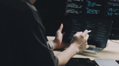 Bilgisayar üzerinde çalışan bilgisayar korsanı