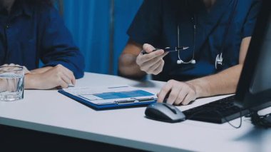 Hastane ofisindeki doktora danışıyorum.