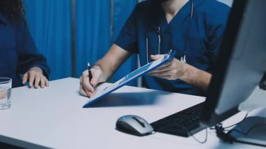 Ofisinde dizüstü bilgisayarı olan bir doktor ve hasta. tıbbi ve tıp konsepti.