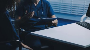 Tekerlekli sandalyede oturan doktor.