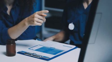 Dijital tablet kullanan kadın doktoru kapat