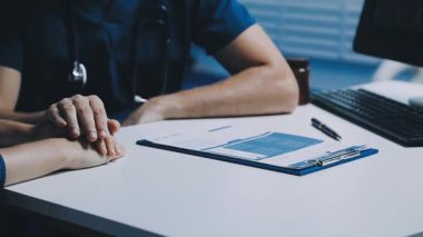 Ofiste çalışan doktor ve hasta