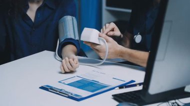 Doktor muayenehanedeki baskıyı ölçüyor..