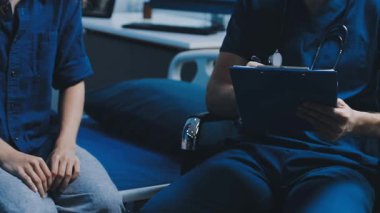 Elinde dijital tablet olan üniformalı genç bir bayan doktor.