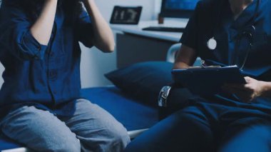 Doktor konuşuyor ve hastanede hasta var.