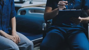 Hastane odasında oturan tıbbi personel ve hastaların sağlık, sağlık ve sağlık personeli hakkında tartışmalar.