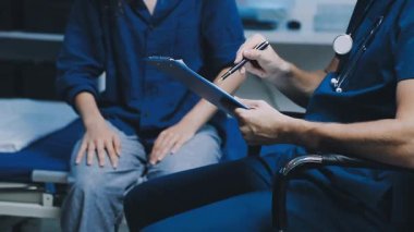 Tablet bilgisayarı ve hastası olan bir doktor