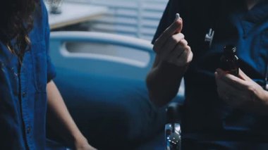 Doktor elinde bir şişe su tutuyordu. Adam elini tutuyordu. Tıp bürosunda..