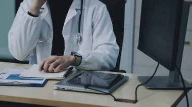 Doktor ile bir laptop