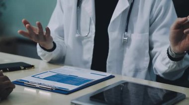 Ofiste çalışan erkek doktor, tıbbi konsept.