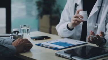 Doktor klinikteki hastadan bahsediyor.