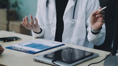 Tablet bilgisayarı olan doktor ve hastanedeki hasta.