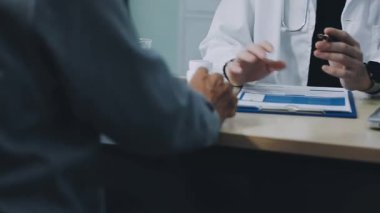 Erkek doktor hastanede bir hastaya danışmanlık yapıyor. Sağlık ve Tıp Konsepti.