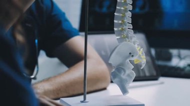 Doktor bir iskeleti inceliyor.