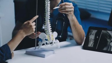 - Klinikte röntgen çekilen doktorlara yakın çekim.