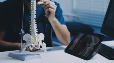 ofiste çalışan doktor