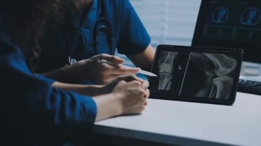 Doktor tablet kullanıyor - ofisteki bilgisayar