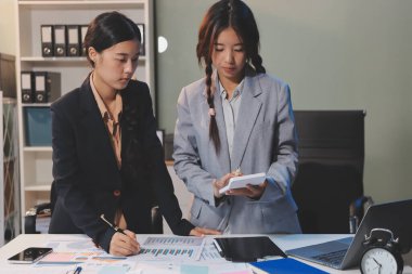 Ofiste vergi bilgisayarı olan yorgun genç iş adamları. Üzgün, mutsuz, endişeli, depresyon ya da çalışan hayatı stres danışmanı.