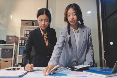  Ofiste vergi bilgisayarı olan yorgun genç iş adamları. Üzgün, mutsuz, endişeli, depresyon ya da çalışan hayatı stres danışmanı.