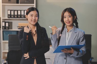  Ofiste vergi bilgisayarı olan yorgun genç iş adamları. Üzgün, mutsuz, endişeli, depresyon ya da çalışan hayatı stres danışmanı.